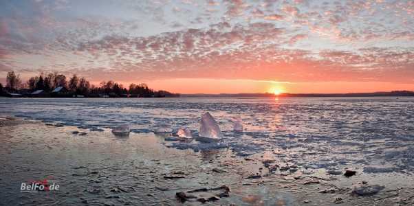 Sonnenuntergang über dem Wörthsee-Eis